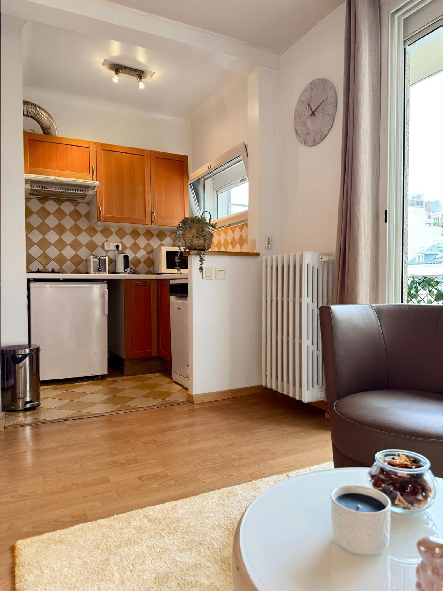 Stylish W Balcony In 16th - Eiffel Tower Apartment